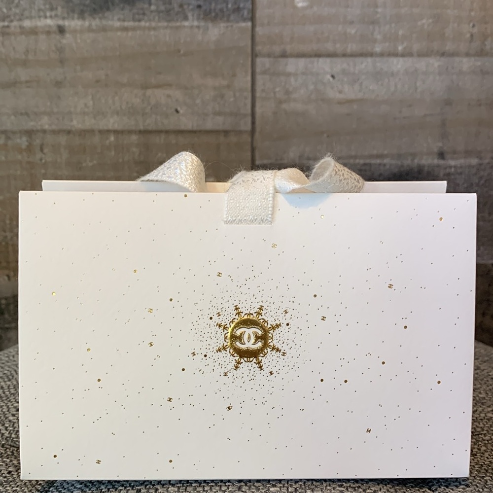 Chanel Gift Bag with filling - Picture 2 of 16